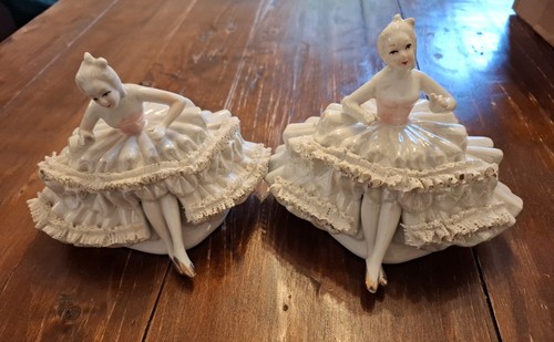 Sitzende porzelan ballerinas - sitzende,