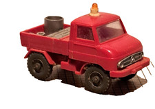 UNIMOG Kommunalfahrzeug   mit gelbem Warnlicht     rot       Wiking 642/1