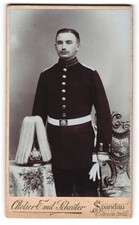 Fotografie Emil Schröter, Spandau, Spandauer Soldat in Garde Uniform mit Pickel 