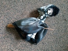Kleine schwarze Hexe mit Besen, Hexenpuppe