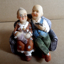 Mini Dekofiguren Oma und Opa im Sessel