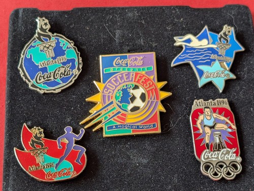 Konvolut mit coca cola pins - mit,