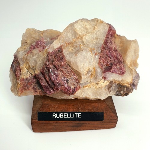Rubellit turmalin rohstein auf - turmalin,