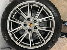 Original-Porsche-Komplettfelgensatz für Panamera Baureihe 971 mit Winterreifen