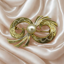 Vintage Brosche mit Relief und