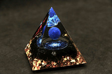 Superschöne Orgonit Pyramide / Chakra Orgon Stein Amethyst Energie - blau/gold