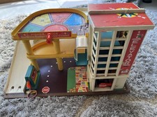 Fisher-Price Vintage Spielzeug selten Oldtimer Garage Service Center 70er Jahre Parkplatz