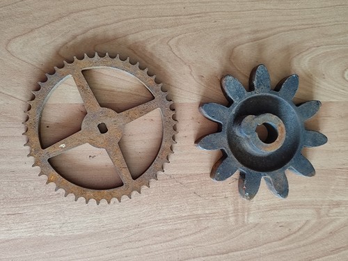 Zwei stück alte zahnräder - stück,