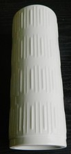 DDR Porzellan Vase Unterweissbach 9590/1 1970iger weiß Reliefstreifen DxH 8x22cm