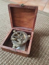 Alter Kompass mit Sonnenuhr