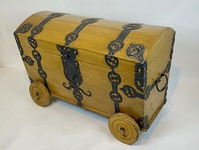 Runddeckel Truhe mit Eisenbeschlägen, Eiche, Mecklenburg 18. Jhd.