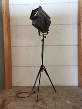 Vintage Theaterscheinwerfer Filmscheinwerfer auf Stativ Stehlampe Industriestil