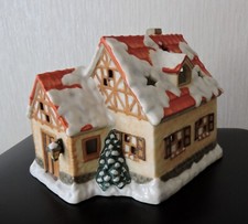 Goebel Schneebedecktes Haus mit Erker und Tannenbaum - zur Winterlandschaft