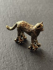 Messing Katze auf Rollschuhen