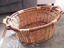 Dekorativer Korb mit Holzgriffen