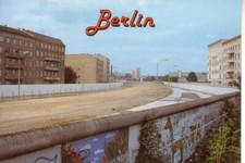 Postkarte :  BERLIN  - Berliner Mauer in KREUZBERG ; An der Schillingbrücke