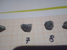 kleine Roh - smaragde wie abgebildet im Originalgestein nr s8