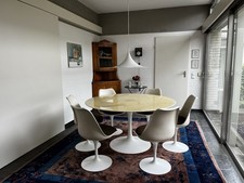Knoll International Saarinen Tulip Tisch 137cm, weißer Fuß