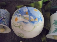 3 Porzellan Glocken und eine Kugel Handbemalt