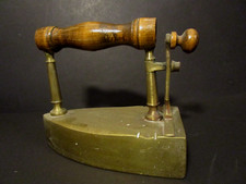 Antikes Messing Bügeleisen mit Holzgriffen, Nr. 12, mit Eisenkern