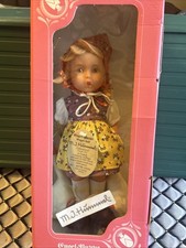 M J Hummel Strickliesl  12"