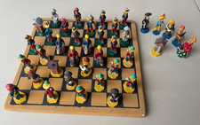 Schachspiel mit Tonfiguren