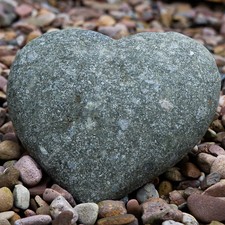 Naturstein in Herzform