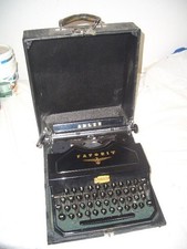 ADLER  -  Reiseschreibmaschine FAVORIT im Koffer