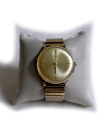 Goldene armbanduhr von - goldene,