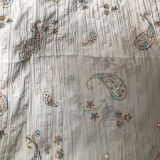 Weißer Stoffrest bestickt Pailletten 50  x 130