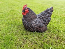 Gartenfigur Huhn liegend