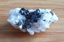PYRIT auf weißer Kristall