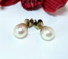 Hübsche Ohrstecker mit Perlen