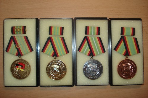Ddr verdienst medaillen in - 4,