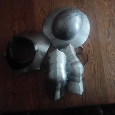 Mittelalterliche Rüstungsteile - Eisenhut, Eisenbart  sowie Kniekacheln im Set