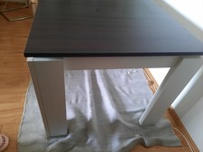 (NUR ABHOLUNG und OHNE den Teppich) Grauer großer Holztisch mit weißen Beinen