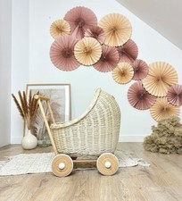 Puppenwagen aus Korbgeflecht