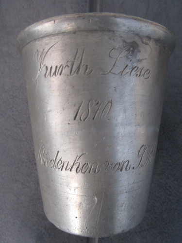 Alter zinnbecher von - r,