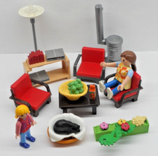 Familie im Wohnzimmer