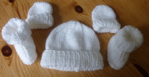 Handgestricktes frühchen baby - handgestricktes,