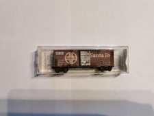 Spur N  Microtrains 73010 4' Boxcar ATSF Santa Fe gealtert
