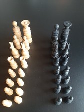 1 Satz alte Schachfiguren aus