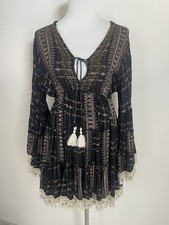 Schwarzes Kleid mit goldenen