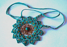 vintage MAKRAMEE HALSKETTE mit Messing MANDALA und PERLEN HANDARBEIT super schön