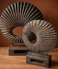 Große Holz Skulpturen auf