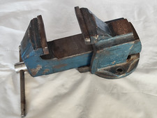 Aus einer Auflösung: großer schwerer Schraubstock