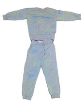 Graue Jungen -Trainingsanzug