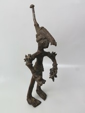9790:Große Kriegerfigur Afrika Kupfer Stachelarmbänder 24,5 cm H, aus Sammlung.