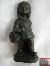 Figur Mädchen mit Korb Handarbeit Steinart Bronzefarbig Signiert NR