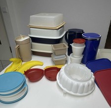Ein Bananenkarton voll Alter tupperware, gebraucht, konvolut